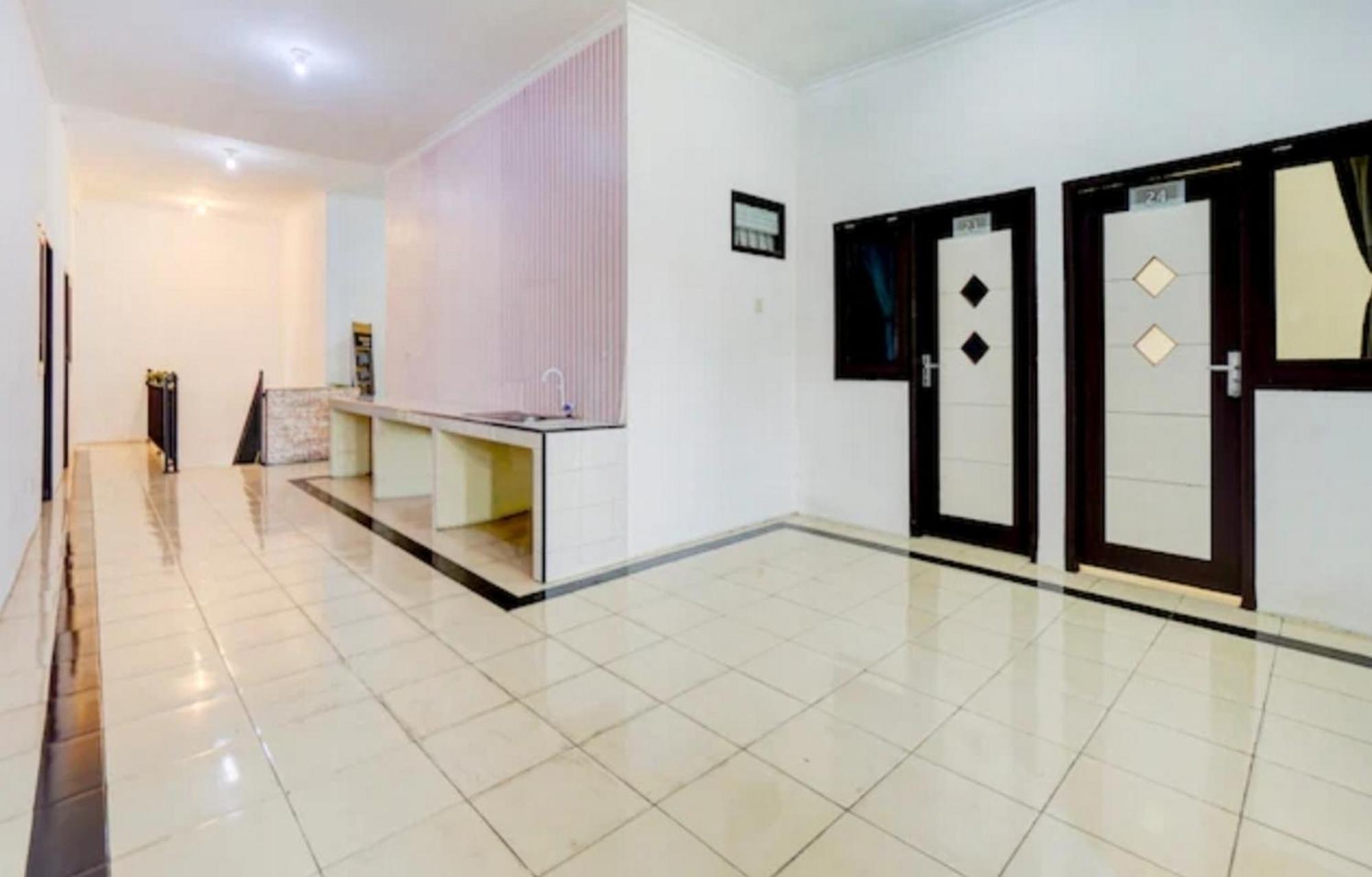Reddoorz Near Plaza Araya Malang Otel Blimbing  Dış mekan fotoğraf