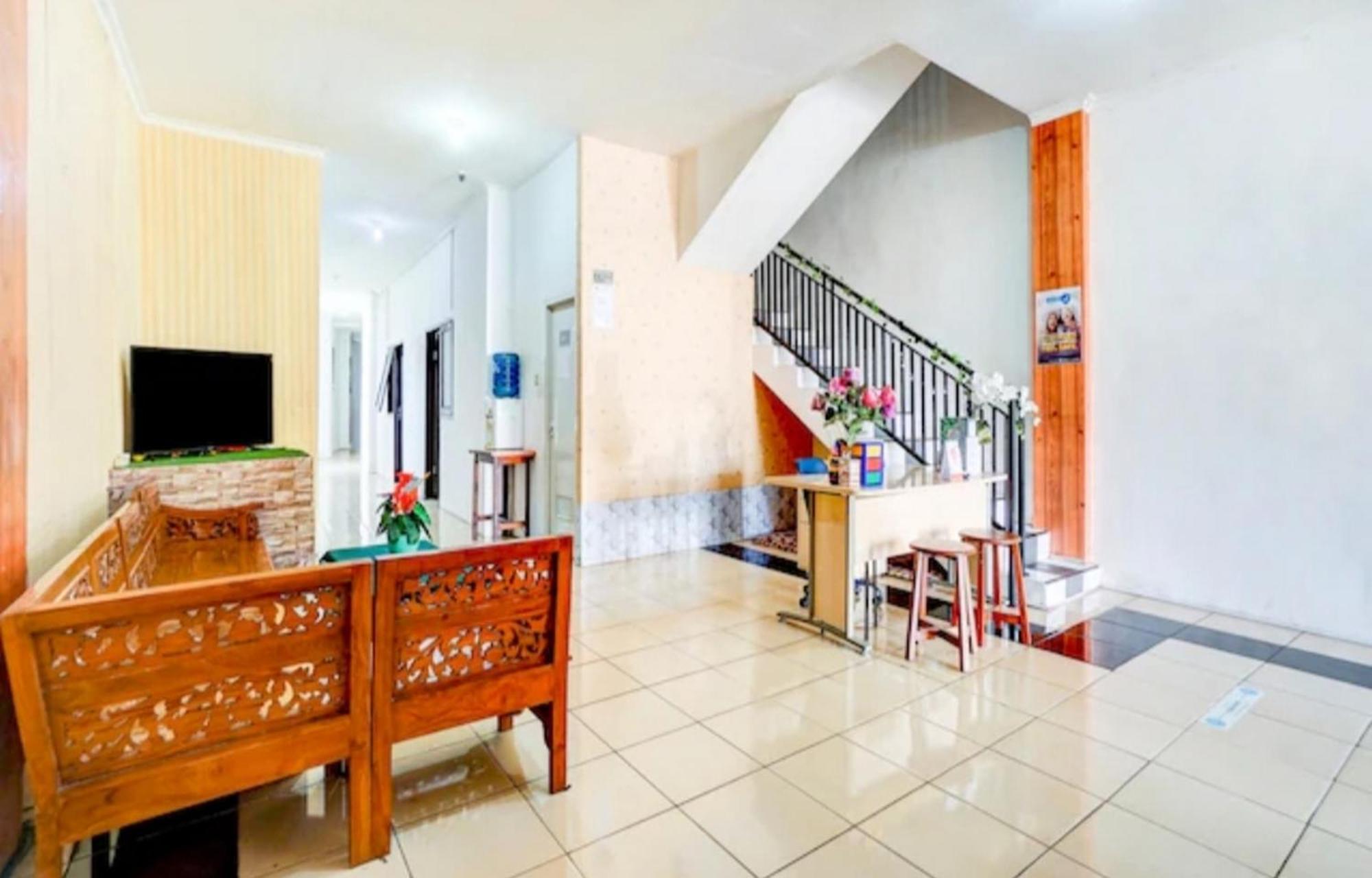 Reddoorz Near Plaza Araya Malang Otel Blimbing  Dış mekan fotoğraf