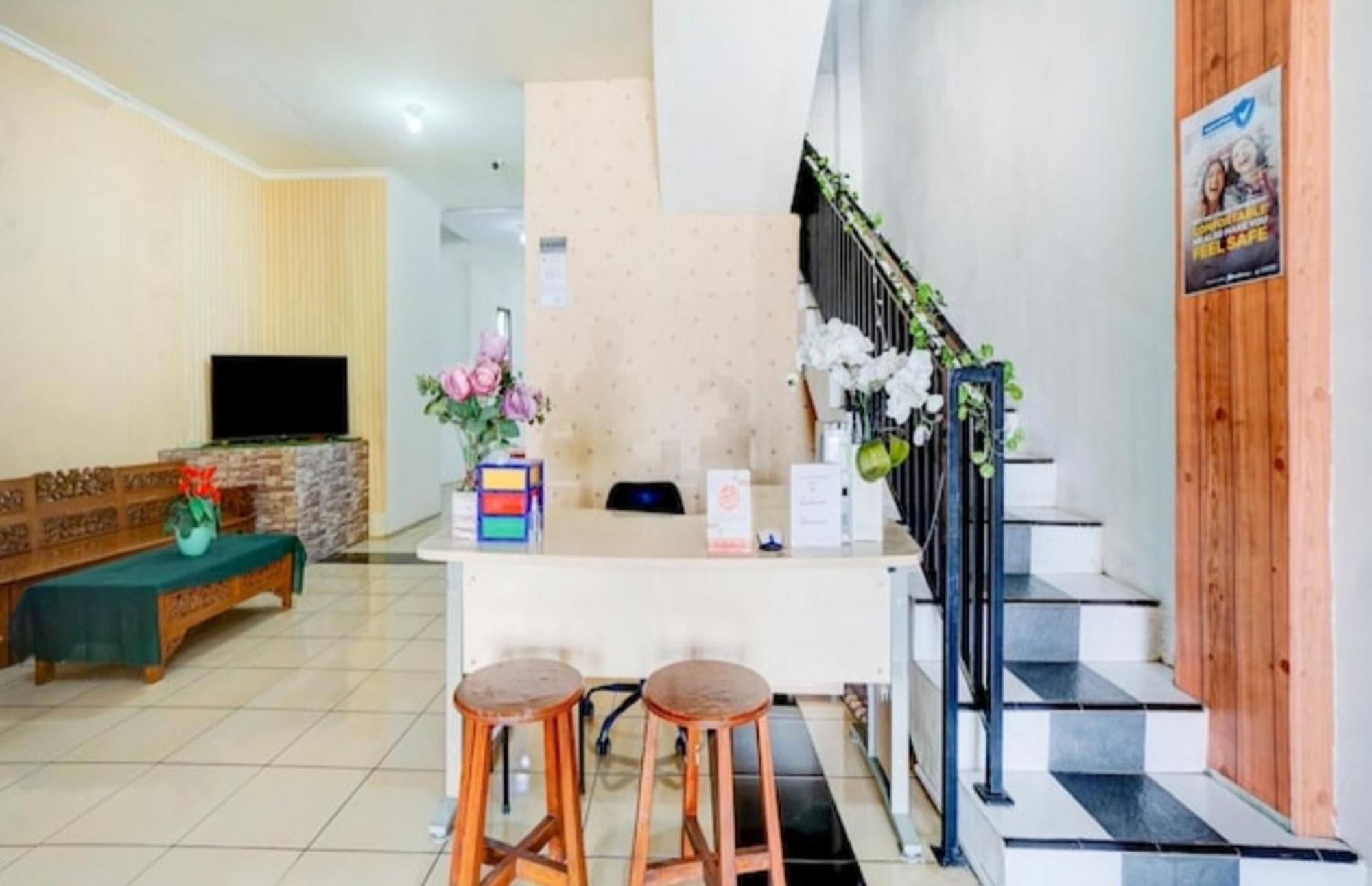 Reddoorz Near Plaza Araya Malang Otel Blimbing  Dış mekan fotoğraf