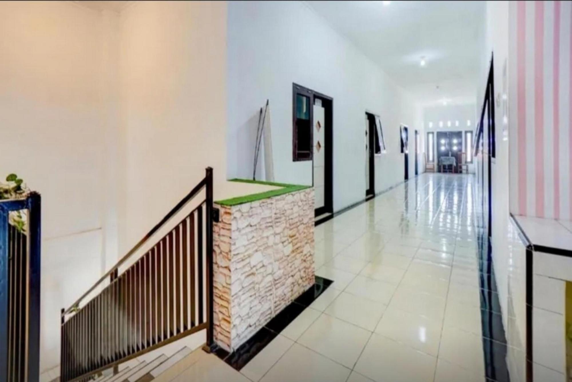 Reddoorz Near Plaza Araya Malang Otel Blimbing  Dış mekan fotoğraf