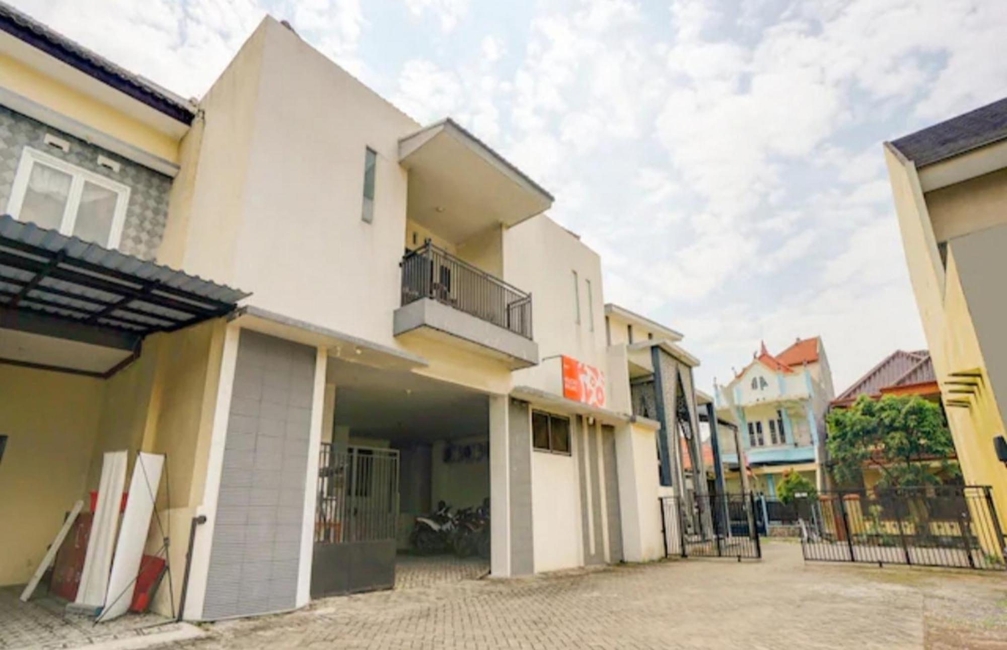 Reddoorz Near Plaza Araya Malang Otel Blimbing  Dış mekan fotoğraf